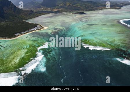 Unterwasser-Wasserfall, optische Illusion, Naturphänomen, Luftaufnahme, Riff, Korallenriff, Fransenriff, Le Morne Brabant, Südküste, Indischer Ozean Stockfoto