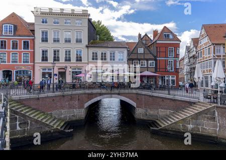 Gemauerte Tonnengewölbebrücke Hudebrücke und Treppe zur Schwinge sowie historische Fachwerkhäuser und Giebelhäuser in der alten Stockfoto