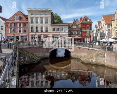 Gemauerte Tonnengewölbebrücke Hudebrücke und Treppe zur Schwinge sowie historische Fachwerkhäuser und Giebelhäuser in der alten Stockfoto