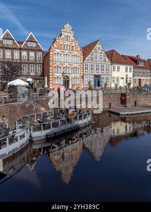 Weserrenaissancefassade des historischen Bürgermeister-Hintze-Hauses und anderer historischer Fachwerkhäuser und Giebelhäuser in der Altstadt von Stade auf der Stockfoto