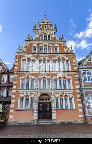 Weserrenaissancefassade des historischen Bürgermeister-Hintze-Hauses in der Altstadt von Stade an der Uferpromenade, am Ufer des Alten Hansehafens in Stockfoto