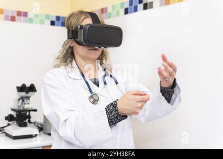 Wissenschaftlerin im Labor mit Virtual reality Brillen Stockfoto