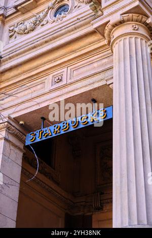 Mailand, Italien, 03.07.2024: Flacher Blick auf den Eingang der berühmten Kaffeemarke starbucks in Mailand. Stockfoto
