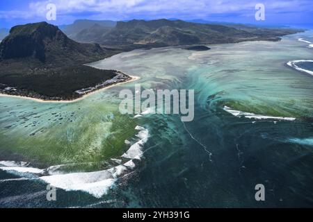 Unterwasser-Wasserfall, optische Illusion, Naturphänomen, Luftaufnahme, Riff, Korallenriff, Fransenriff, Le Morne Brabant, Südküste, Indischer Ozean Stockfoto