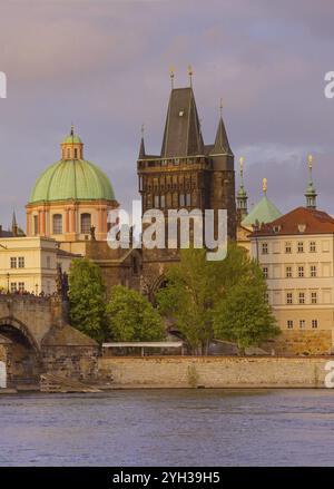 Blick auf die Altstadt mit Karlsbrücke (Karluv Most) auf der Moldau und Altstädter Brückenturm, berühmtes Touristenziel in Prag, Tschechische Republik (CZ Stockfoto