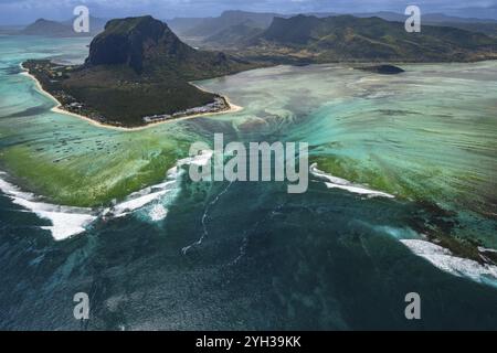 Unterwasser-Wasserfall, optische Illusion, Naturphänomen, Luftaufnahme, Riff, Korallenriff, Fransenriff, Le Morne Brabant, Südküste, Indischer Ozean Stockfoto