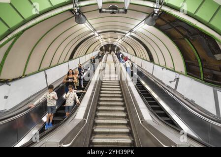 London, Großbritannien, 12. Mai 2019: Blick auf Rolltreppen und Reisende in der Londoner U-Bahn, Europa Stockfoto