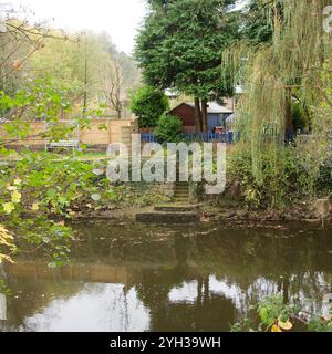 Treppen, die zu einem Flussufer führen Stockfoto