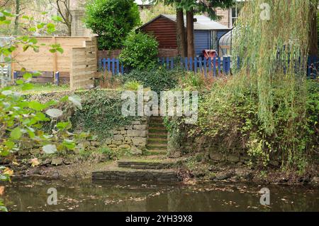 Treppen, die zu einem Flussufer führen Stockfoto