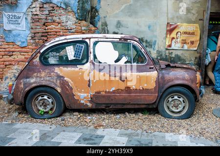 Bangkok, THAILAND - 15. September 2024: Das alte Fiat-Auto in Talad noi ist für Touristen in der Provinz Bangkok, Thailand, sehr berühmt. Stockfoto