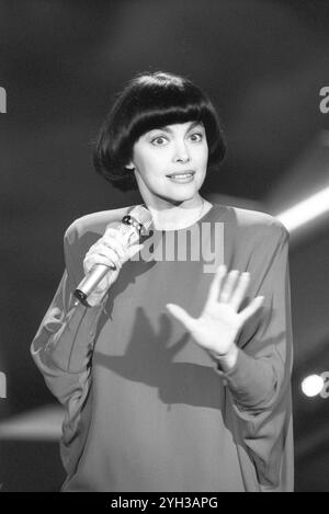 Mireille Mathieu Sängerin 09/87 ru Mireille Mathieu während eines Auftritts im September 1987 während der IFA Internationale Funkausstellung in Berlin Frankreich französisch französische Frau Gesang Schlager Chanson Spatz von Avignon Musik Musikerin französische Sängerin hoch halb stehend singend gestikuliert Mikrofon halten Bühne sw *** Mireille Mathieu Sänger 09 87 ru Mireille Mathieu während einer Aufführung im September 1987 während der IFA Internationale Funkausstellung in Berlin Frankreich französische französin singt Schlager Chanson Spatz von Avignon Musikmusiker französische Sängerin High halb stehend si Stockfoto