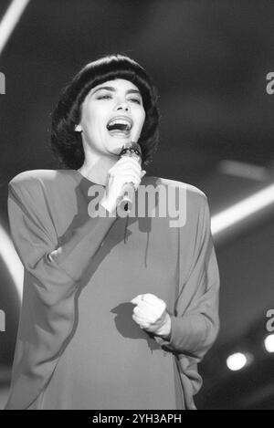 Mireille Mathieu Sängerin 09/87 ru Mireille Mathieu während eines Auftritts im September 1987 während der IFA Internationale Funkausstellung in Berlin Frankreich französisch französische Frau Gesang Schlager Chanson Spatz von Avignon Musik Musikerin französische Sängerin hoch halb stehend singend gestikuliert Mikrofon halten Bühne sw *** Mireille Mathieu Sänger 09 87 ru Mireille Mathieu während einer Aufführung im September 1987 während der IFA Internationale Funkausstellung in Berlin Frankreich französische französin singt Schlager Chanson Spatz von Avignon Musikmusiker französische Sängerin High halb stehend si Stockfoto