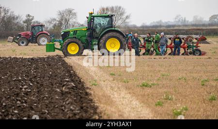 East Lothian, Schottland, Vereinigtes Königreich, 9. November 2024. 41. Jährliches Traktorpflügen-Match: Bei der jährlichen Veranstaltung der East Lothian Pflüghing Associations treffen sich Besitzer von über 60 Oldtimer-Traktoren – überraschenderweise nicht viele von ihnen Bauern –, die dieses Jahr auf der East Mains Farm in Samuelston um die Geradlinigkeit kämpfen. Jedes Pflaster wird bewertet und es sollte nicht möglich sein, die einzelnen Durchgänge der Klingen im Streifen zu identifizieren. Im Bild: Zeit für eine Pause. Quelle: Sally Anderson/Alamy Live News Stockfoto