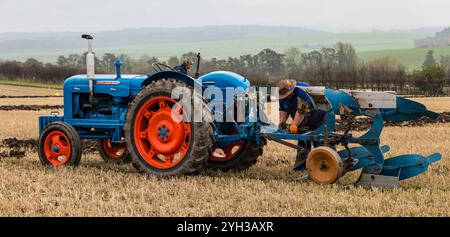 East Lothian, Schottland, Vereinigtes Königreich, 9. November 2024. 41. Jährliches Traktorpflügen-Match: Bei der jährlichen Veranstaltung der East Lothian Pflüghing Associations treffen sich Besitzer von über 60 Oldtimer-Traktoren – überraschenderweise nicht viele von ihnen Bauern –, die dieses Jahr auf der East Mains Farm in Samuelston um die Geradlinigkeit kämpfen. Jedes Pflaster wird bewertet und es sollte nicht möglich sein, die einzelnen Durchgänge der Klingen im Streifen zu identifizieren. Es wird viel Zeit mit dem Einstellen des Pflugs verbracht. Im Bild: Ein alter Fordson-Traktor. Quelle: Sally Anderson/Alamy Live News Stockfoto