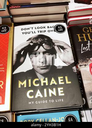 Schauspieler Michael Caine Biografie, Don't Look Back You'll Trip Over, My Guide to Life, in einem Buchladen Stockfoto