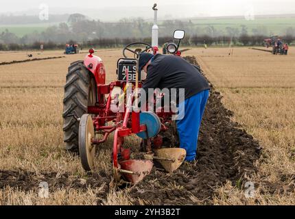 East Lothian, Schottland, Vereinigtes Königreich, 9. November 2024. 41. Jährliches Traktorpflügen-Match: Bei der jährlichen Veranstaltung der East Lothian Pflüghing Associations treffen sich Besitzer von über 60 Oldtimer-Traktoren – überraschenderweise nicht viele von ihnen Bauern –, die dieses Jahr auf der East Mains Farm in Samuelston um die Geradlinigkeit kämpfen. Jedes Pflaster wird bewertet und es sollte nicht möglich sein, die einzelnen Durchgänge der Klingen im Streifen zu identifizieren. Es wird viel Zeit mit dem Pflug verbracht. Quelle: Sally Anderson/Alamy Live News Stockfoto