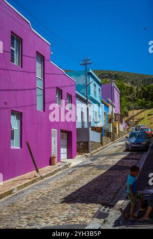 Vertikale Ansicht der farbenfrohen Häuser im Bo-Kaap Viertel in Kapstadt, Südafrika Stockfoto