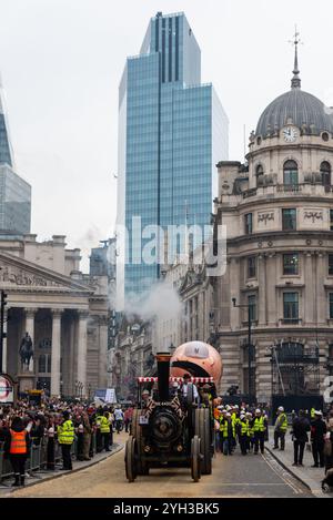 Geflügel, City of London, Vereinigtes Königreich. 9. November 2024. Die historische Lord Mayor’s Show ist über 800 Jahre alt und besteht heute aus Tausenden von Teilnehmern, die von Guildhall nach Westminster reisen. Worshipful Company of Paviors Antriebsmaschine Stockfoto