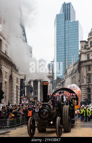 Geflügel, City of London, Vereinigtes Königreich. 9. November 2024. Die historische Lord Mayor’s Show ist über 800 Jahre alt und besteht heute aus Tausenden von Teilnehmern, die von Guildhall nach Westminster reisen. Worshipful Company of Paviors Antriebsmaschine Stockfoto