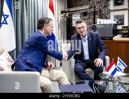 AMSTERDAM - der israelische Außenminister Gideon Saar trifft sich mit dem niederländischen Außenminister Caspar Veldkamp. Saar ist in den Niederlanden nach den Angriffen auf israelische Fußballfans in Amsterdam. ANP SEM VAN DER WAL niederlande Out - belgien Out Credit: ANP/Alamy Live News Stockfoto