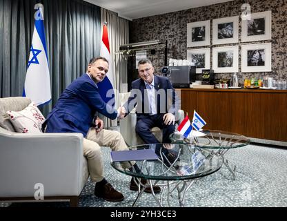 AMSTERDAM - der israelische Außenminister Gideon Saar trifft sich mit dem niederländischen Außenminister Caspar Veldkamp. Saar ist in den Niederlanden nach den Angriffen auf israelische Fußballfans in Amsterdam. ANP SEM VAN DER WAL niederlande Out - belgien Out Credit: ANP/Alamy Live News Stockfoto