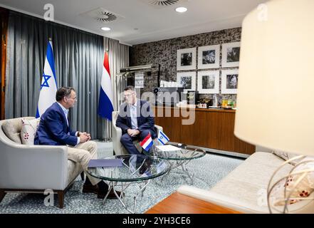 AMSTERDAM - der israelische Außenminister Gideon Saar trifft sich mit dem niederländischen Außenminister Caspar Veldkamp. Saar ist in den Niederlanden nach den Angriffen auf israelische Fußballfans in Amsterdam. ANP SEM VAN DER WAL niederlande Out - belgien Out Credit: ANP/Alamy Live News Stockfoto