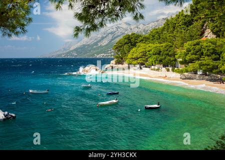 Brela, Kroatien - 27. September 2024; schöner Strand in Brela an der Makarska Riviera Stockfoto