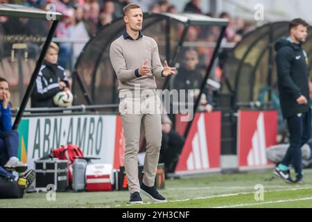 Amsterdam, Niederlande. November 2024. AMSTERDAM, 09.11.2024, de Toekomst, Azerion Eredivisie vrouwen, Ajax - Twente (Frauen), Saison 2024/2025, während des Spiels Ajax - Twente (Frauen), FC Twente Trainer/Trainer Joran Pot Credit: Pro Shots/Alamy Live News Stockfoto