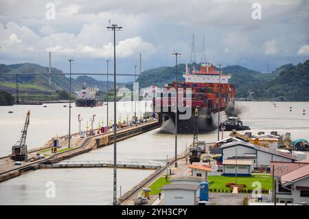 Panama-Stadt, Provincia de Panama, Panama. 4. Juni 2011: Ein großes Frachtschiff fährt unter bewölktem Himmel durch die Schleusen des Panamakanals. Stockfoto