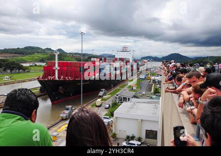 Panama-Stadt, Provincia de Panama, Panama. 4. Juni 2011: Man beobachtet ein Frachtschiff, das an einem bewölkten Tag den Panamakanal durchquert. Stockfoto