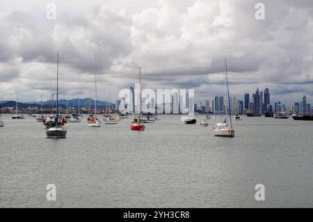 Panama-Stadt, Provincia de Panama, Panama. 4. Juni 2011: Segelboote vor Anker in der Panama Bay mit Blick auf die Skyline von Panama City. Stockfoto