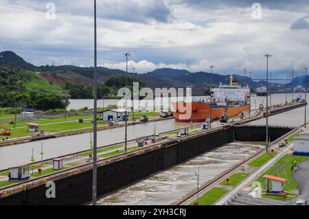 Panama-Stadt, Provincia de Panama, Panama. 4. Juni 2011: Ein großes Frachtschiff fährt unter bewölktem Himmel durch den Panamakanal. Stockfoto