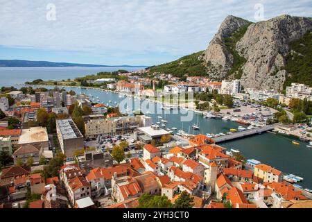 Omis Kroatien - 30. September 2024; malerische Stadt in Dalmatien, wo der Fluss Cetina auf die Adria trifft. Stockfoto