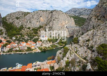 Omis Kroatien - 30. September 2024; malerische Stadt in Dalmatien, wo der Fluss Cetina auf die Adria trifft. Stockfoto