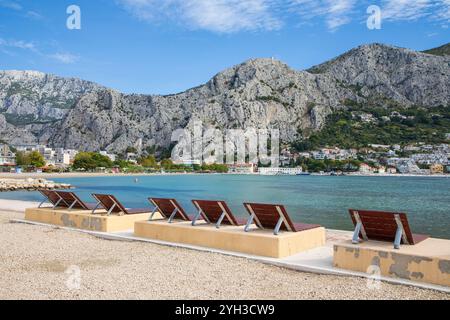 Omis Kroatien - 30. September 2024; malerische Stadt in Dalmatien, wo der Fluss Cetina auf die Adria trifft. Stockfoto