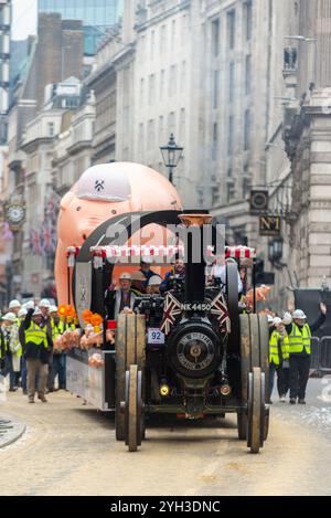 Geflügel, City of London, Vereinigtes Königreich. 9. November 2024. Die historische Lord Mayor’s Show ist über 800 Jahre alt und besteht heute aus Tausenden von Teilnehmern, die von Guildhall nach Westminster reisen. Worshipful Company of Paviors Antriebsmaschine Stockfoto