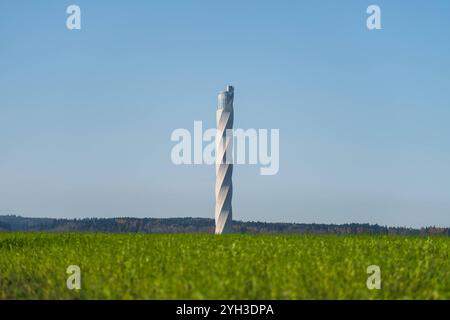 Der TK-Elevator Testturm Rottweil ist bei Sonnenschein vor blauem Himmel zu sehen. Rottweil Baden-Württemberg Deutschland *** der TK Elevator Testturm in Rottweil ist bei Sonnenschein vor blauem Himmel zu sehen Rottweil Baden-Württemberg Deutschland Stockfoto