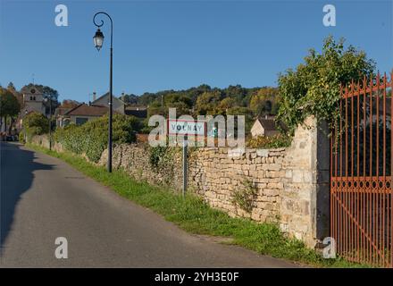 Volnay, Burgund, Frankreich - 29. Oktober 2024 - Blick auf eine Straße in Richtung des Dorfes Volnay in der Region Burgund Stockfoto