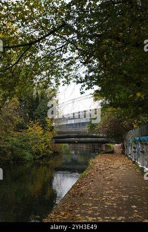 London, Großbritannien. November 2024. Allgemeine Ansicht der Außenseite des Londoner Stadions im Herbst während des Spiels West Ham United FC gegen Everton FC English Premier League im London Stadium, London, England, Vereinigtes Königreich am 9. November 2024 Credit: Every Second Media/Alamy Live News Stockfoto