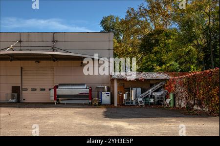 Cote d'Or, Burgund, Frankreich - 29. Oktober 2024 - Ausrüstung für die Weinherstellung aus Edelstahl im Freien gelagert Stockfoto