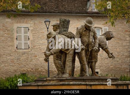 Chassange-Montrachet, Cote d'Or, Burgund, Frankreich - 26. Oktober 2024 - Statue auf dem Dorfplatz in Chassagne-Montrachet mit verschiedenen Bühnen Stockfoto