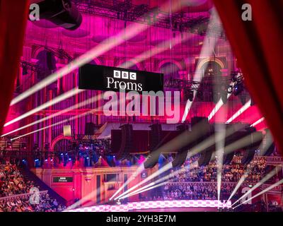 BBC PROMS in der Royal Albert Hall Publikum BBC Proms Performance Innenraum aus luxuriöser Privatbox, im Auditorium mit Sound und spektakulären Lichtkegeleffekten. BBC Proms Promenade Konzerte Royal Albert Hall Kensington London UK Stockfoto
