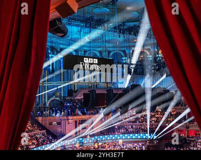 PROMS in der Royal Albert Hall Audience BBC Proms Performance Innenraum von luxuriöser Privatbox aus, im Auditorium mit Sound und spektakulären Lichteffekten. BBC Proms Promenade Konzerte Royal Albert Hall Kensington London UK Stockfoto