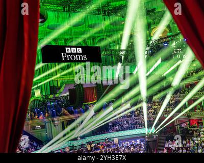 PROMS in der Royal Albert Hall Audience BBC Proms Performance Innenraum von luxuriöser Privatbox aus, im Auditorium mit Sound und spektakulären Lichteffekten. BBC Proms Promenade Konzerte Royal Albert Hall Kensington London UK Stockfoto