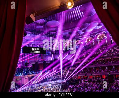 PROMS in der Royal Albert Hall Audience BBC Proms Performance Innenraum von luxuriöser Privatbox aus, im Auditorium mit Sound und spektakulären Lichteffekten. BBC Proms Promenade Konzerte Royal Albert Hall Kensington London UK Stockfoto