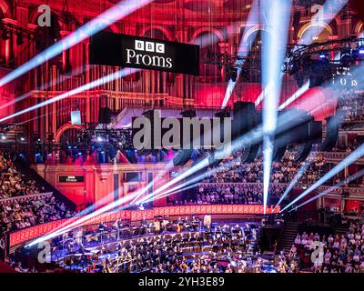 PROMS in der Royal Albert Hall Audience BBC Proms Performance Innenraum von luxuriöser Privatbox aus, im Auditorium mit Sound und spektakulären Lichteffekten. BBC Proms Promenade Konzerte Royal Albert Hall Kensington London UK Stockfoto