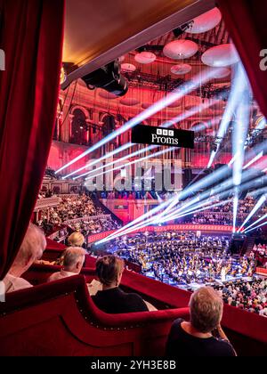 PROMS in der Royal Albert Hall Audience BBC Proms Performance Interior aus luxuriöser Plüschbox im Auditorium mit Sound und spektakulären Lichtkegeleffekten. Proms Promenade Konzerte Royal Albert Hall Kensington London UK Stockfoto