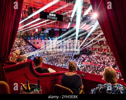 PROMS in der Royal Albert Hall Publikum BBC Proms Performance Innenraum von luxuriöser Plüschbox mit Weinkühler Wein und Champagner, im Auditorium mit Sound und spektakulären Lichtkegeleffekten. Proms Promenade Konzerte Royal Albert Hall Kensington London UK Stockfoto