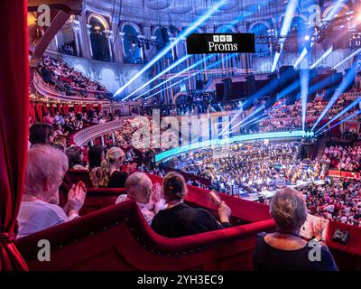 PROMS in der Royal Albert Hall Publikum applaudiert klatschende BBC Promenade Konzerte Aufführungseinrichtung aus luxuriösem Plüschkasten im Auditorium mit Sound und spektakulären Lichteffekten. Proms Promenade Konzerte Royal Albert Hall Kensington London UK Stockfoto