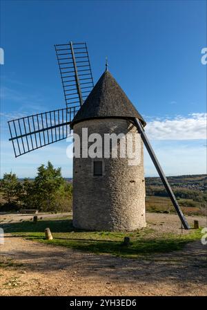 Cote d'Or, Burgund, Frankreich - 27. Oktober 2024 - Windmühle auf dem Hügel im Burgund Stockfoto